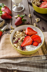 Oatmeal with yogurt, fresh strawberrie and nuts