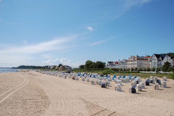 Fototapeta na wymiar Der breite Bansiner Strand mit Strandkörbe und Promenade im Hintergrund 