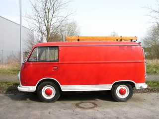 Zum Wohnmobil umgebauter Transporter der Feuerwehr der Fünfzigerjahre und Sechzigerjahre für...