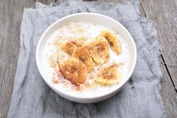 Oatmeal with banana and cinnamon