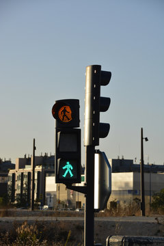 semáforo peatonal en verde