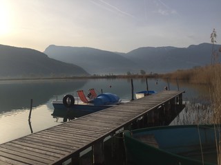 Kalterer See in Südtirol in der Morgensonne