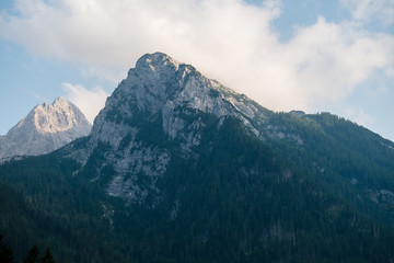 Fototapeta na wymiar Wolken, Berge und blauer Himmel, Alpen