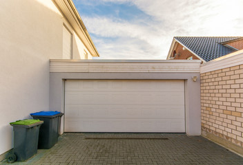 Einfamilienhaus mit Doppelgarage und Müllplatz