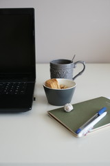 Орехи и печенье на рабочем столе