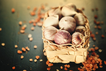 Obraz na płótnie Canvas Garlic Close Up in a Basket