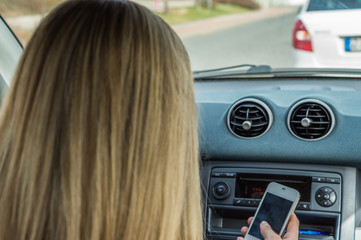 Frau tippt auf Handy während Autofahrt © Animaflora PicsStock
