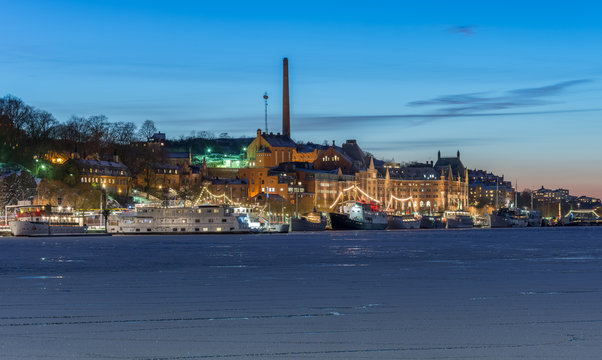 Munchenbryggeriet med alla f&ouml;rt&ouml;jda fartyg och husb&aring;tar framf