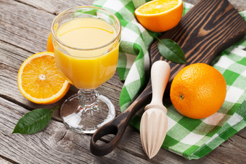 Obraz na płótnie Canvas Oranges and juice