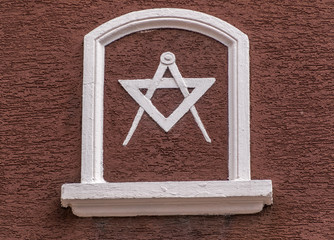 Freimaurer Symbol an einer Hausfassade