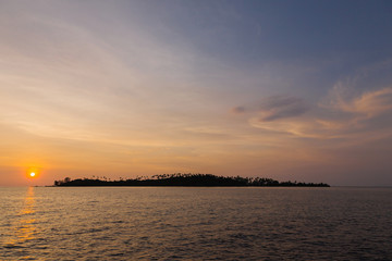 Naklejka premium Beautiful sunset with dark silhouettes