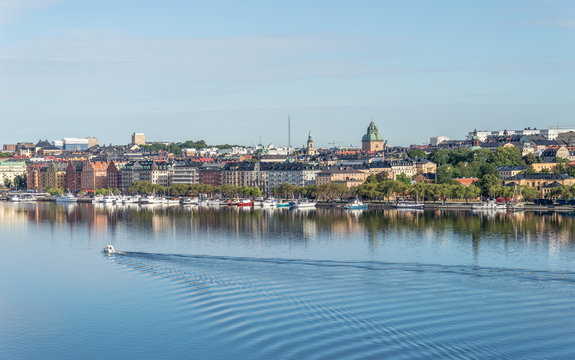 Utsikt &ouml;ver Norr m&auml;larstrand fr&aring;n en utkiksplats p&aring; S&ouml;ders