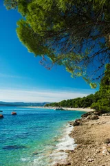 Papier Peint photo Plage de la Corne d'Or, Brac, Croatie Belle plage rocheuse en Croatie avec vue sur la plage de Zlatni Rat ou Golden Cape