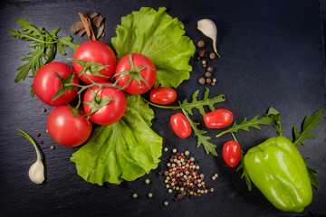 Овощная композиция из томатов сладкого перца чеснока  зелени и специй