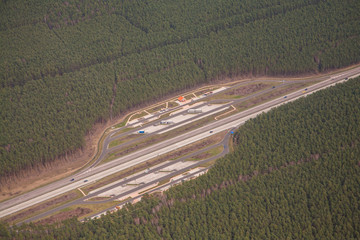 Luftbild eines Autobahnparkplatzes