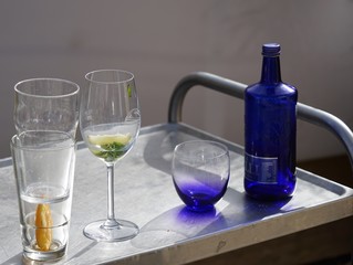 Leere Gläser in der Sonne