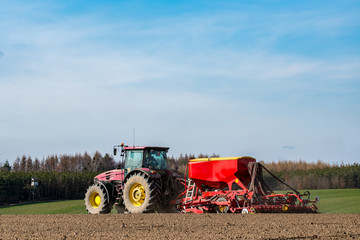 Obraz premium Tractor harrowing the field