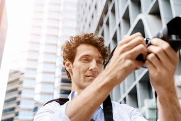 Obraz premium Male photographer taking picture