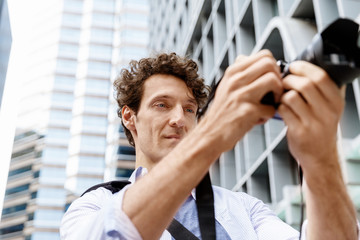 Obraz premium Male photographer taking picture