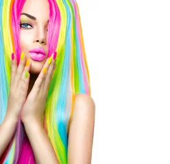 Türaufkleber Schönheitsmädchenporträt mit buntem Make-up, Haaren und Nagellack © Subbotina Anna