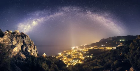  Prachtig nachtlandschap met Melkweg tegen stadslichten © den-belitsky