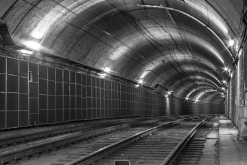Fototapeta na wymiar Empty subway tunnel