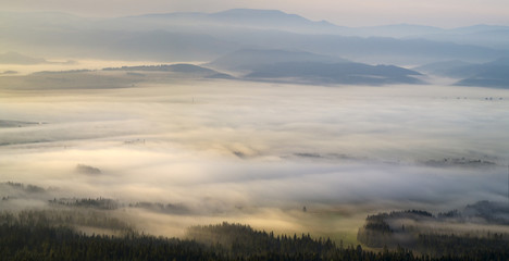 Obraz na płótnie Canvas Dolina górska spowita poranną mgłą