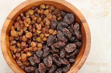 raisins in a wooden dish