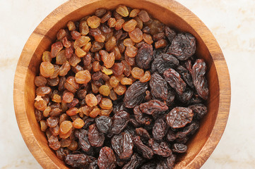raisins in a wooden dish