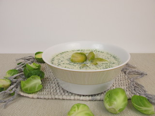 Rosenkohlsuppe in der Suppenschüssel