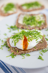 Vollkornbrot mit pochiertem Ei und Schnittlauch