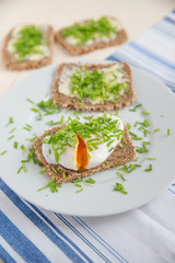 Vollkornbrot mit pochiertem Ei und Schnittlauch