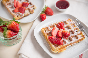Belgische Waffeln mit frischen Erdbeeren 