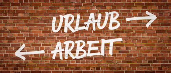 Obraz premium Schrift auf Backsteinmauer - Urlaub oder Arbeit