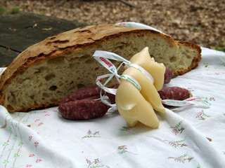 Pic nic con pane formaggio e salame