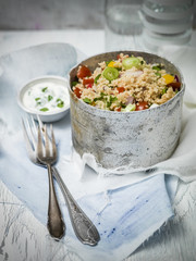couscous in altem blechgeschirr
