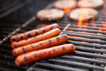 Photo sur Aluminium Grill / Barbecue grilling hot dogs over open flame