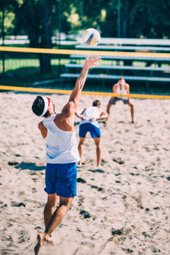 Men's beach volleyball, jump serve