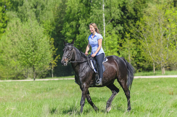 entspannter Ausritt in gr&uuml;ner Natur