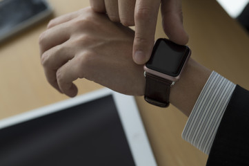 Naklejka premium Businessman is using a smart watch