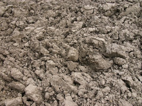 Frisch gepfl&uuml;gter Acker mit braunem Lehmboden und Erdreich in L&auml;mershagen-Gr&auml;finghagen bei Bielefeld im Teutoburger Wald in Ostwestfalen-Lippe