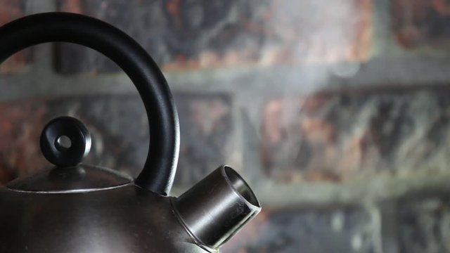 A pair of winging kettle