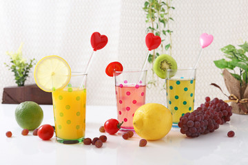 新鮮な果物とジュース