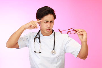 頭痛を訴える医師