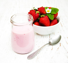 Strawberry yogurt with fresh strawberries