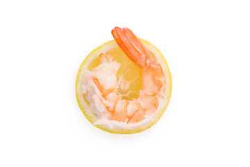 Cooked shrimp on lemon slice.