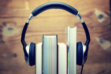 Naklejka premium słuchawki Koncepcja książki audio