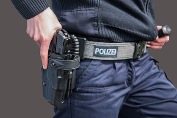 Polizistin zieht Waffe, freigestellt