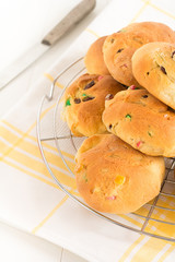 Frisch gebackene Rosinen Brötchen