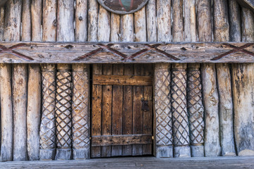 Holzfassade einer Wikingerh&uuml;tte
